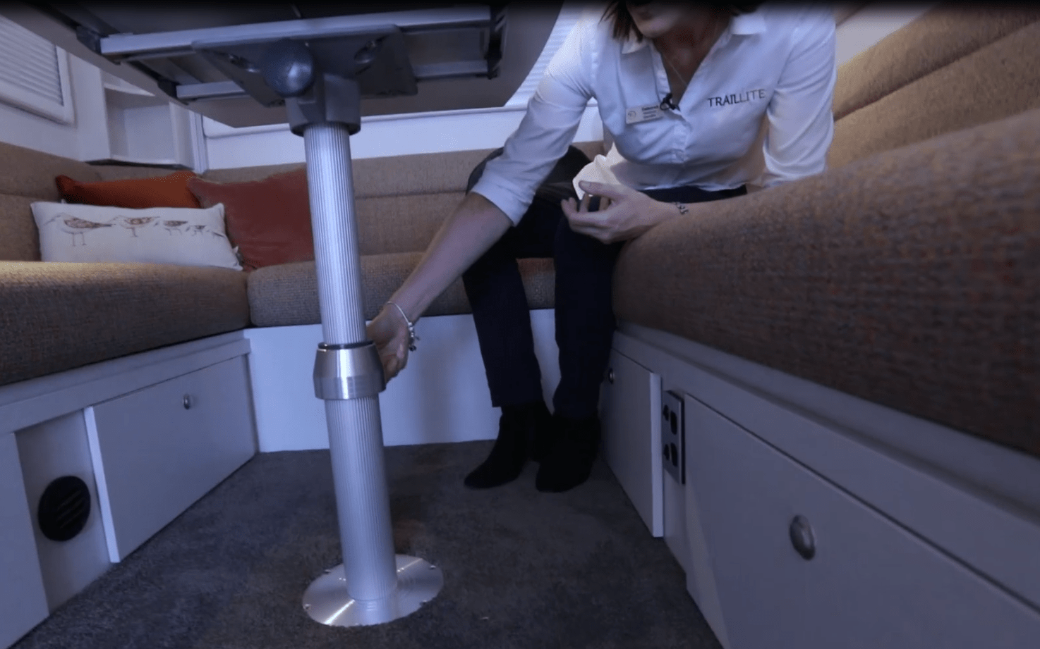 How do I operate the dropdown bed on my TrailLite Matakana